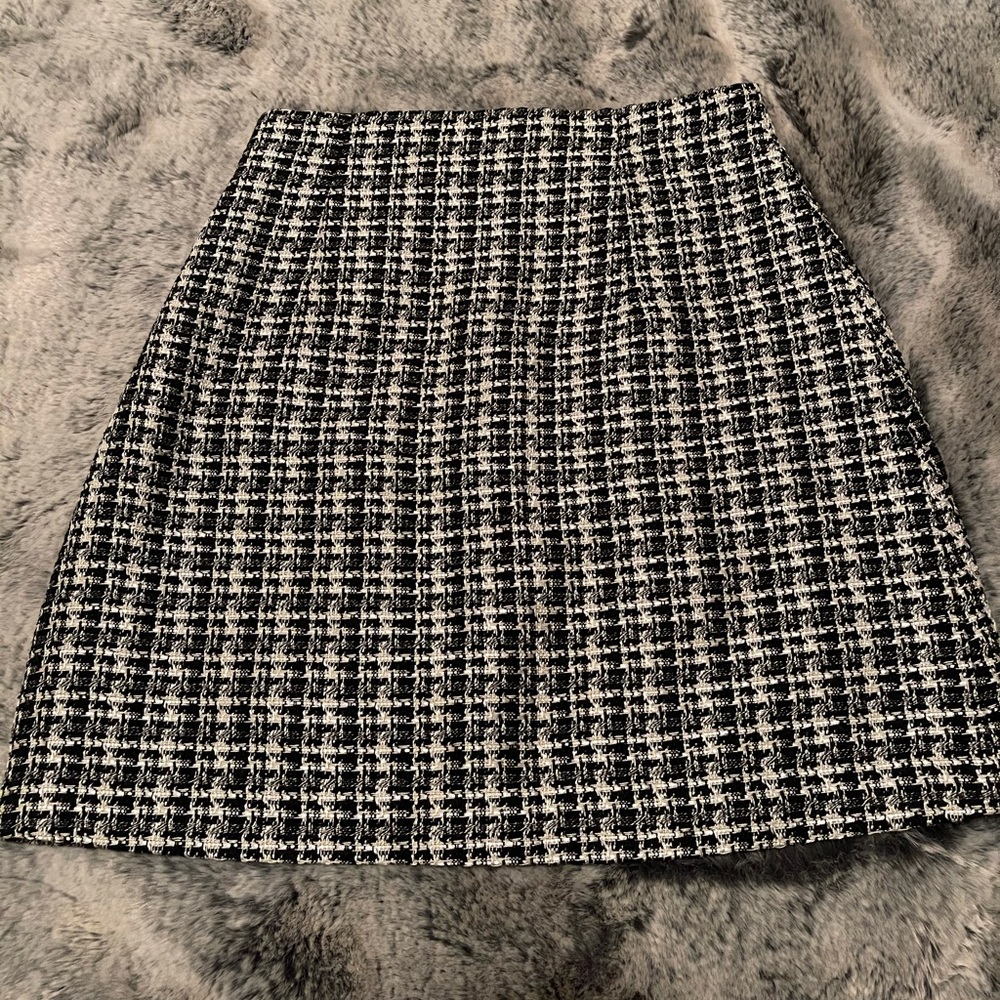 BABATON black & white mini skirt.
